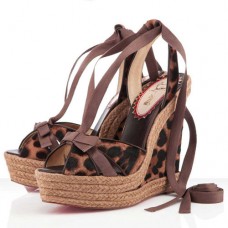 Escarpins compensés Isabelle 140 mm de Christian Louboutin, motif léopard Escarpins compensés Isabelle 140 mm de Christian Louboutin, motif léopard